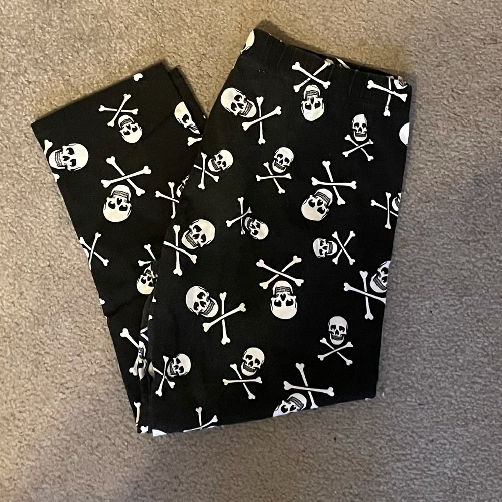 skull and crossbones print leggings